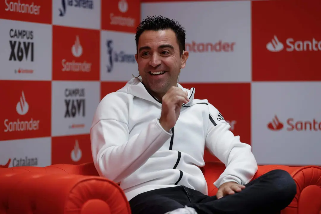 El entrenador del F.C Barcelona, Xavi Hernández, durante una charla organizada por el Banco Santander hoy en Barcelona, en la que augura que la selección española completará "un muy buen Mundial" en Qatar, donde considera que Brasil y Argentina "están un peldaño por encima" de sus rivales. EFE/Toni Albir