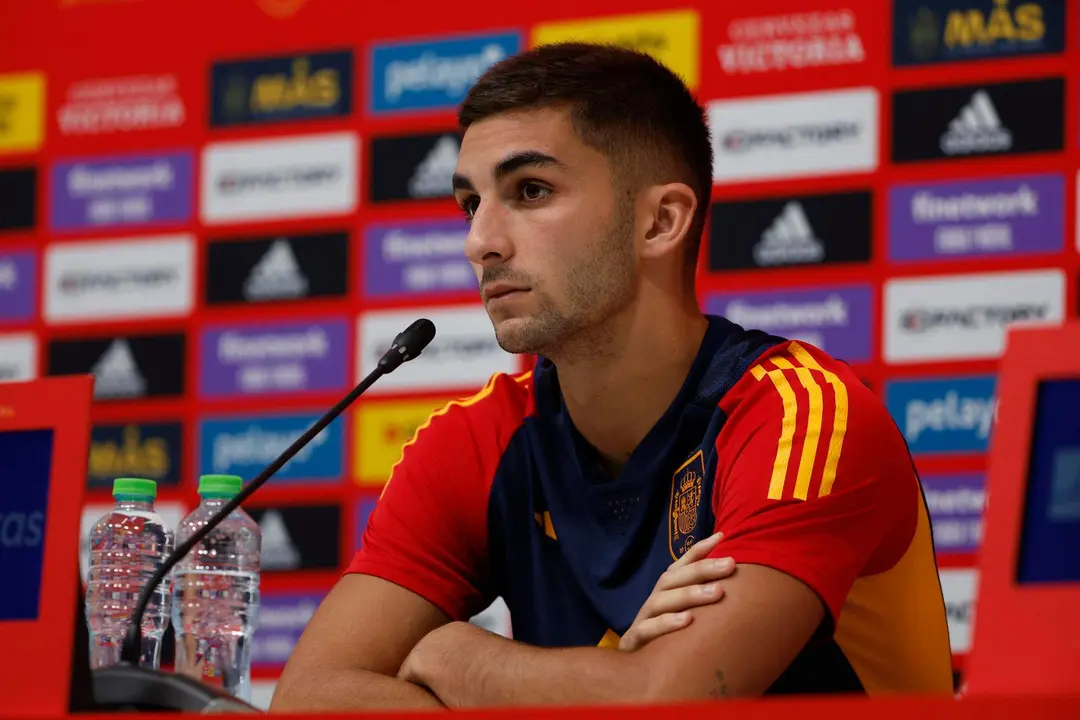 El futbolista de la selección española Ferrán Torres durante la rueda de prensa ofrecida en el Campo Base de la Universidad de Catar. EFE/ Juanjo Martín