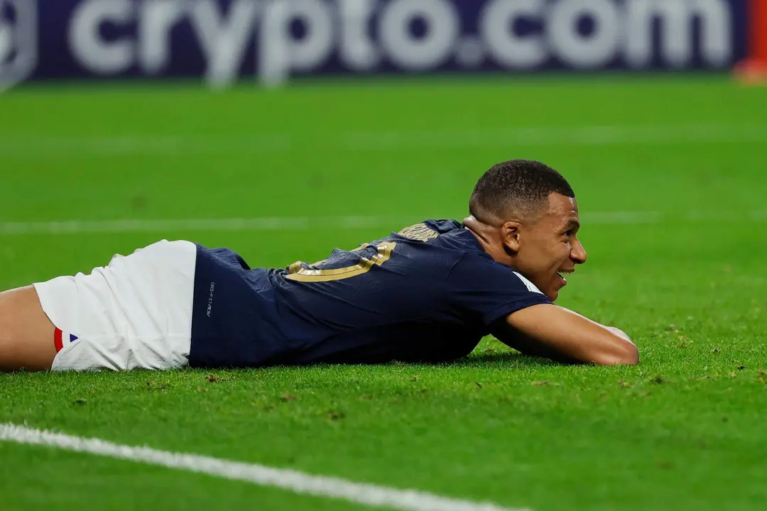 Al Wakrah (Qatar), 22/11/2022.- Kylian Mbappe of France reacts after missing a chance during the FIFA World Cup 2022 group D soccer match between France and Australia at Al Janoub Stadium in Al Wakrah, Qatar, 22 November 2022. (Mundial de Fútbol, Francia, Catar) EFE/EPA/Ronald Wittek