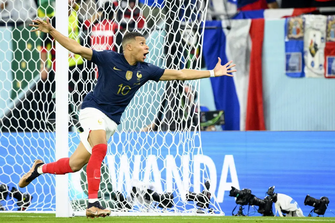 Doha (Qatar), 26/11/2022.- Kylian Mbappe of France celebrates after scoring his second goal during the FIFA World Cup 2022 group D soccer match between France and Denmark at Stadium 947 in Doha, Qatar, 26 November 2022. (Mundial de Fútbol, Dinamarca, Francia, Catar) EFE/EPA/LAURENT GILLIERON