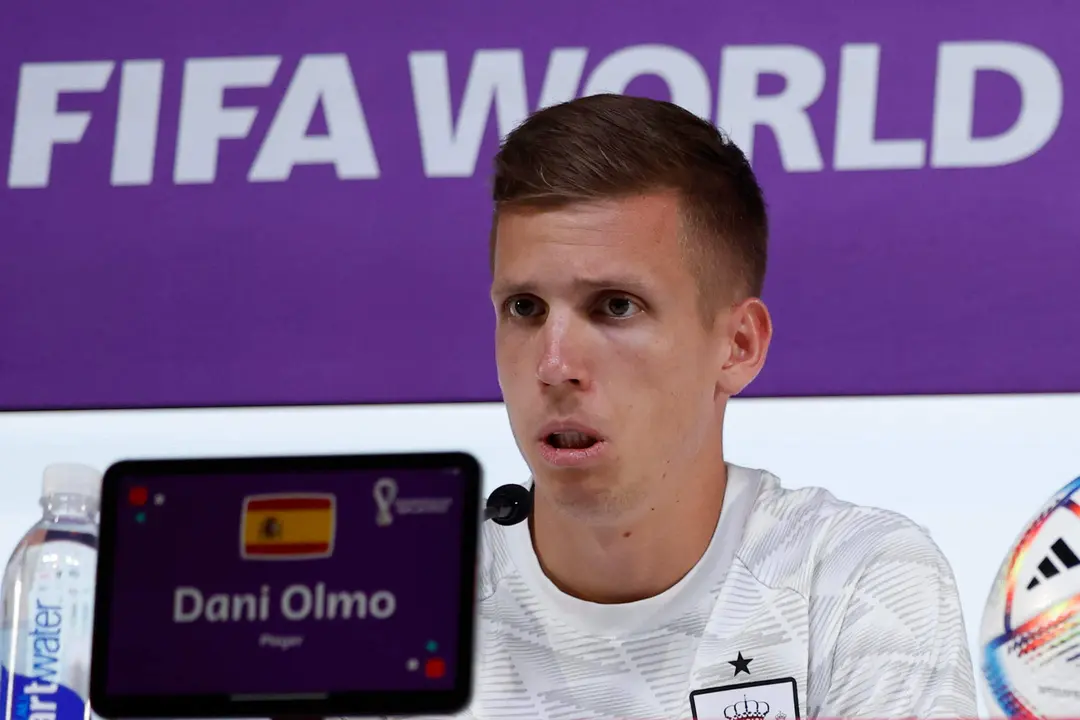 DOHA, 26/11/2022.- Dani Olmo, centrocampista de la selección de España, comparece en una rueda de prensa del conjunto nacional en el centro de prensa del Mundial de Fútbol Qatar 2022 en Doha, Catar, este sábado. EFE/ JuanJo Martín