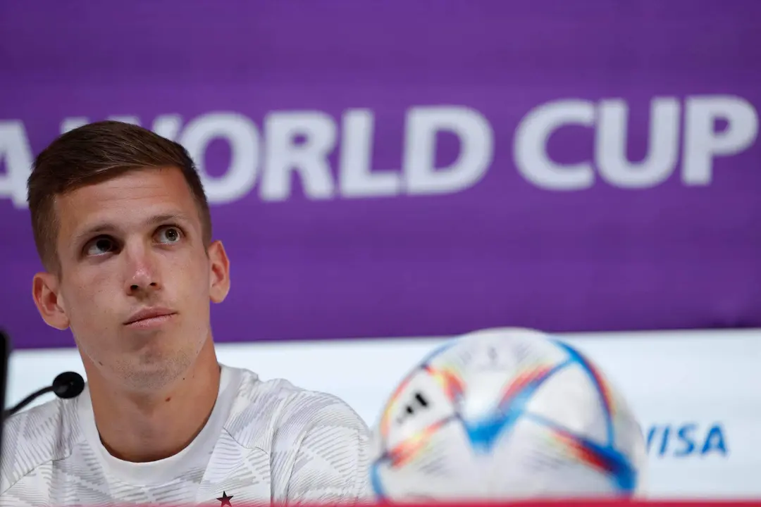 DOHA, 26/11/2022.- Dani Olmo, centrocampista de la selección de España, comparece en una rueda de prensa del conjunto nacional en el centro de prensa del Mundial de Fútbol Qatar 2022 en Doha, Catar, este sábado. EFE/ JuanJo Martín