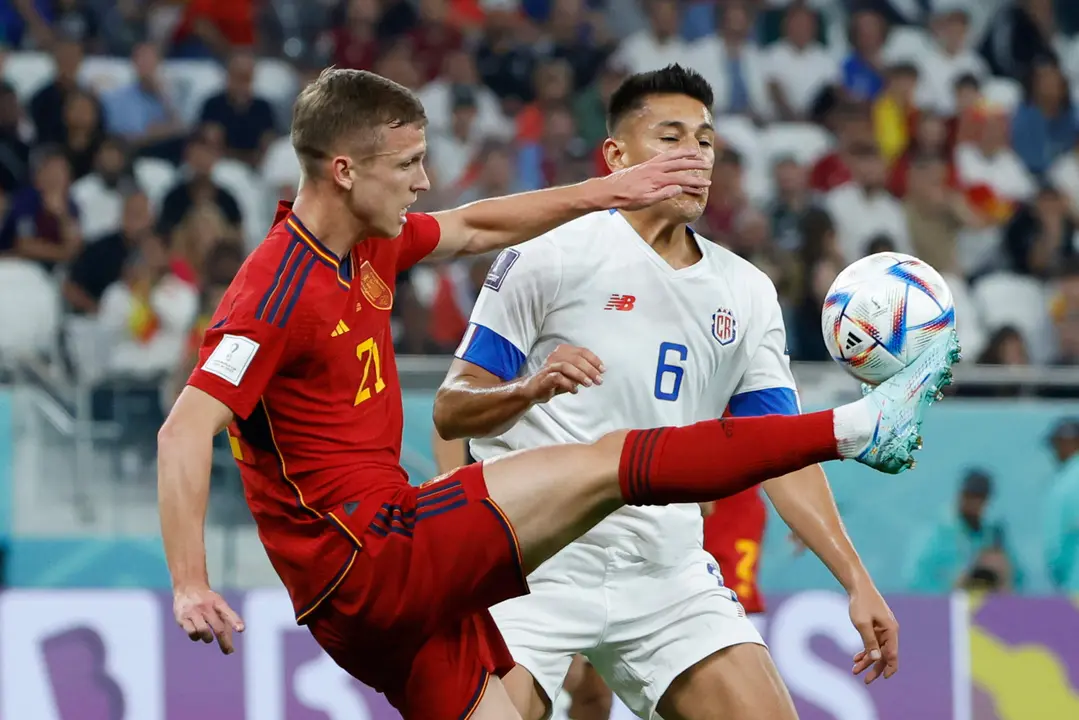 GR3287. LUSAIL (CATAR), 23/11/2022.- Dani Olmo (i) de España disputa un balón con Óscar Duarte de Costa Rica hoy, en un partido de la fase de grupos del Mundial de Fútbol Qatar 2022 entre España y Costa Rica en Doha (Catar). EFE/Juanjo Martin