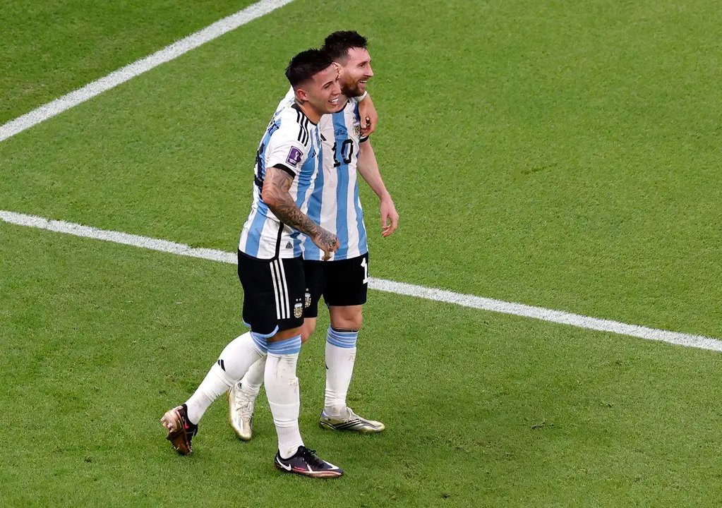 Lusail (Qatar), 26/11/2022.- Enzo Fernandez (L) of Argentina celebrates with teammate Lionel Messi after scoring the 2-0 during the FIFA World Cup 2022 group C soccer match between Argentina and Mexico at Lusail Stadium in Lusail, Qatar, 26 November 2022. (Mundial de Fútbol, Estados Unidos, Catar) EFE/EPA/Rungroj Yongrit