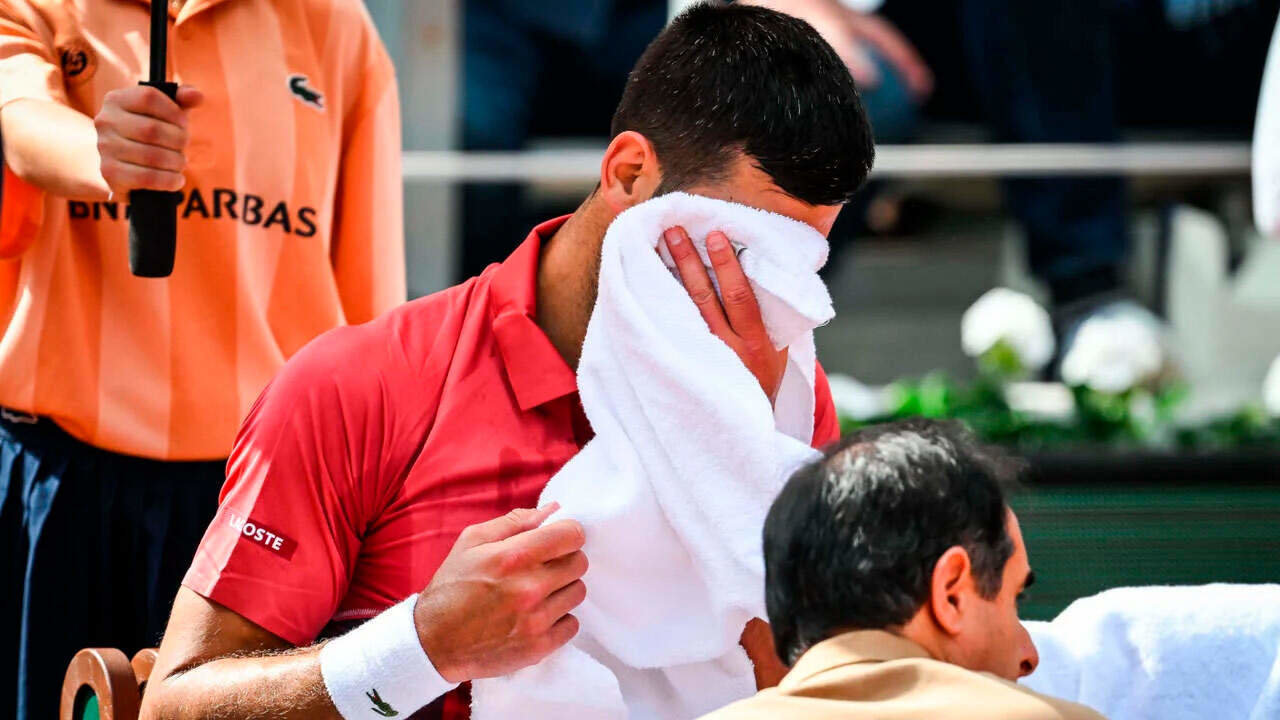 Novak Djokovic recibe asistencia médica en su partido contra Cerúndolo. DPA vía Europa Press