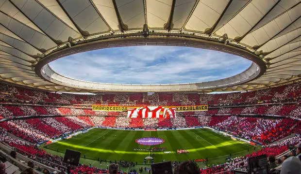 El Atlético de Madrid y el Real Madrid protagonizan otro clásico de la capital española este domingo. Alineaciones y pronósticos para el partido.&nbsp;