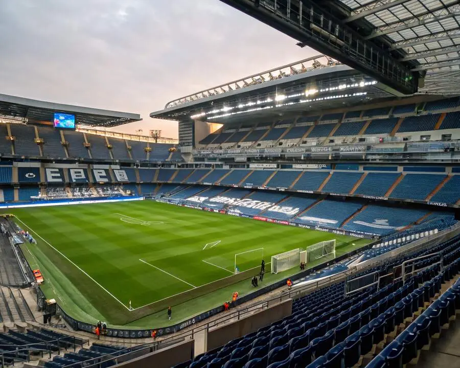 Explora cómo el Real Madrid planea revitalizar el Santiago Bernabéu tras la suspensión de conciertos, con innovaciones acústicas y estrategias de entretenimiento.