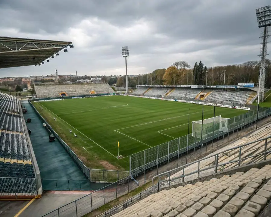 Examinamos el enfrentamiento entre Barcelona y Sevilla en LaLiga, destacando estrategias de apuestas y rendimientos de los equipos.