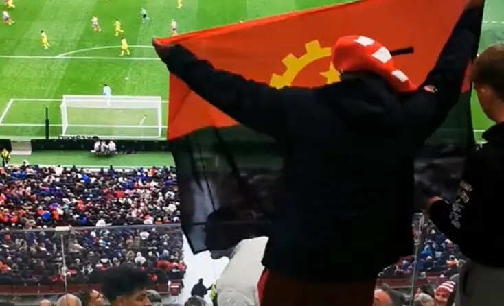 El aficionado del Atlético de Madrid con la bandera de Angola