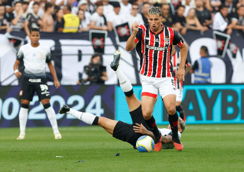 São Paulo e Corinthians se enfrentam em Brasília pelo Brasileirão. Confira palpite e escalações para o clássico.