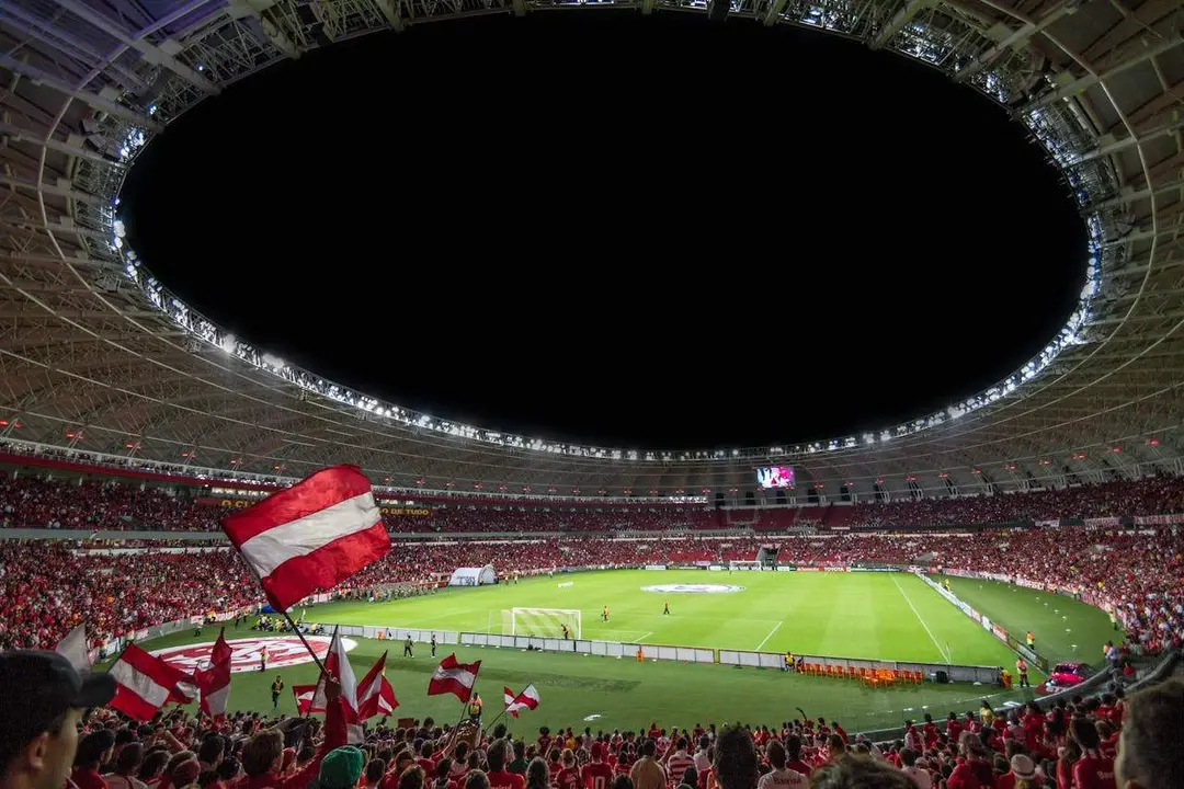 Vista de partida de futebol, esporte que requer estratégias e conhecimento para apostar. Confira!