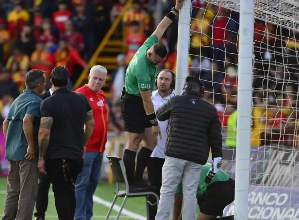 Em uma reviravolta insólita digna de uma novela esportiva, a final de volta do futebol costarriquenho entre Alajuelense e Herediano começou sob um manto de controvérsia que poderia rivalizar com qualquer episódio de conspiração e drama.