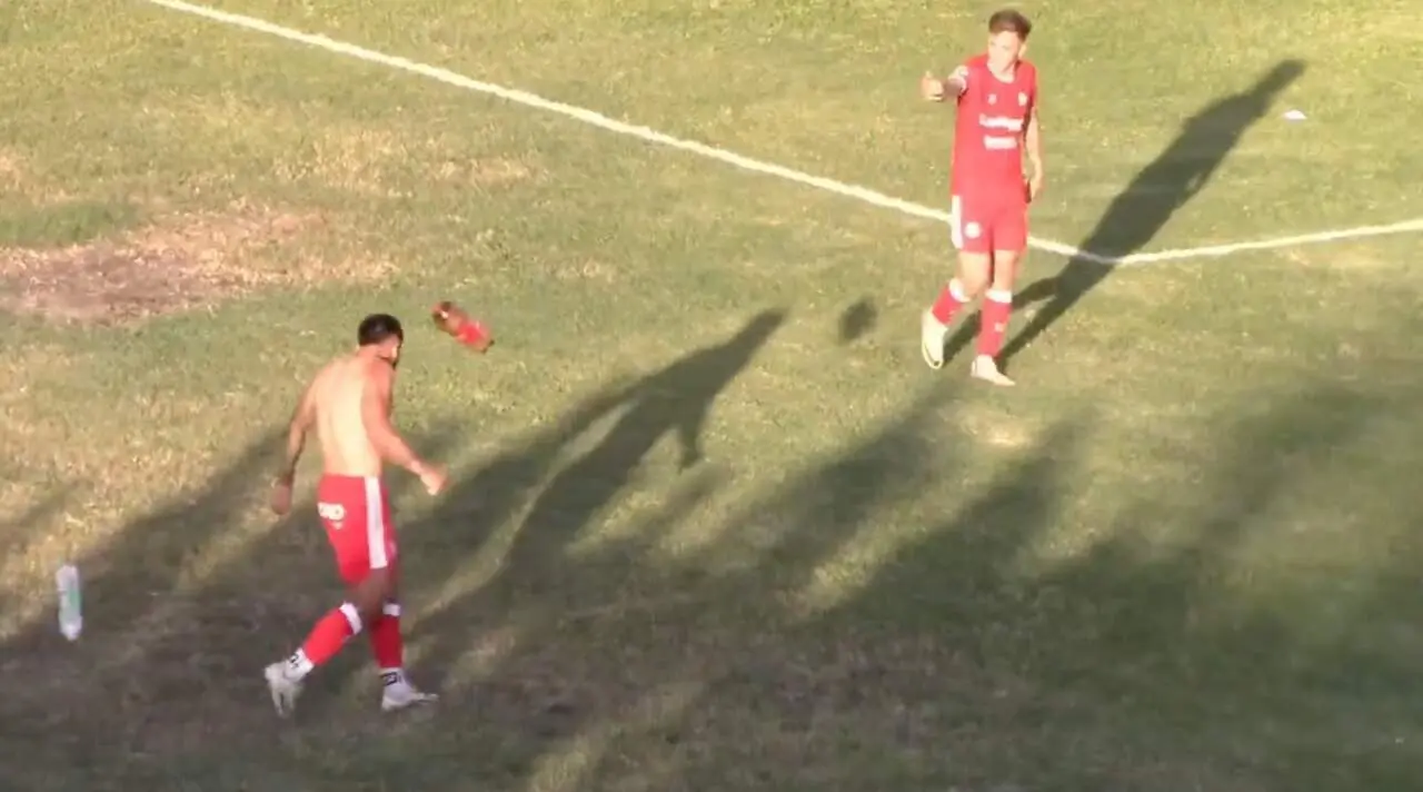 2Levou uma Coca-Cola de 2 litros na cabeça após marcar um gol e essa foi a sua reação