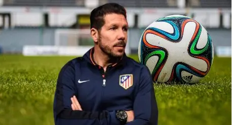 Explora cómo Diego Simeone revolucionó el Atlético de Madrid, elevándolo a la élite del fútbol europeo. Un análisis de su impacto táctico y logros.