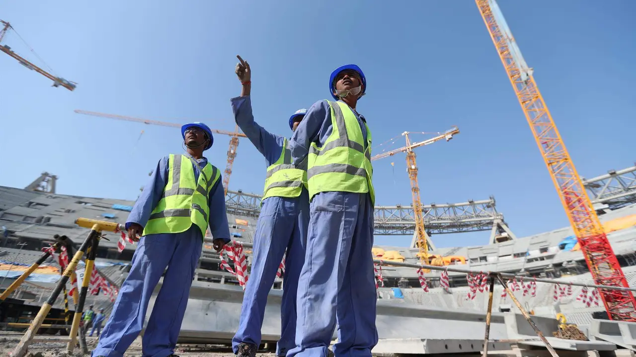 Trabajadores durante la construcción del Estadio Lusail en Doha el 20 de diciembre de 2019. EFE/EPA/ALI HAIDER