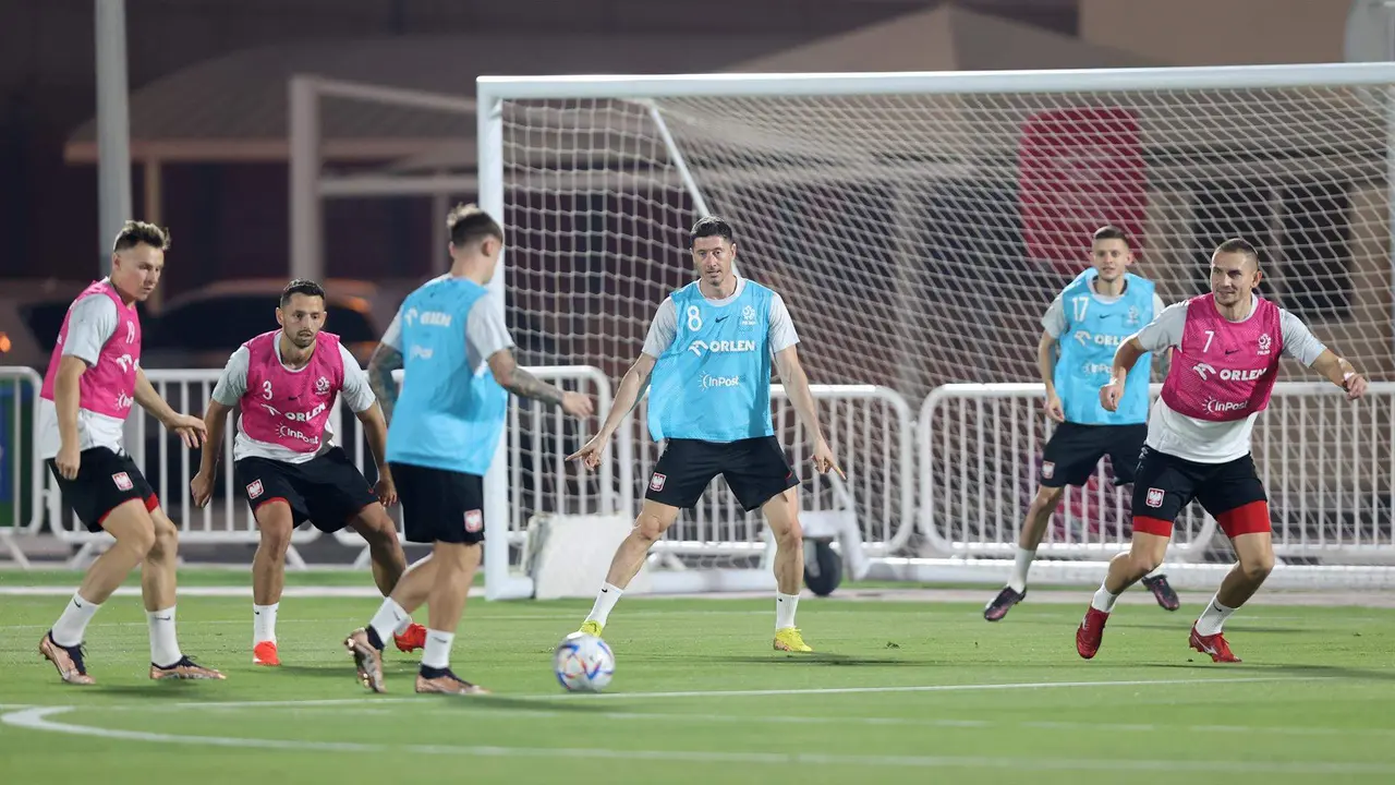 El internacional polaco Robert Lewandowski durante una entrenamiento en Doha.EFE/EPA/TOLGA BOZOGLU