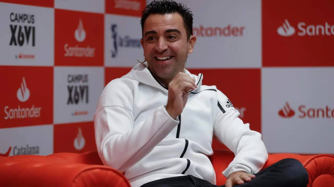 El entrenador del F.C Barcelona, Xavi Hernández, durante una charla organizada por el Banco Santander hoy en Barcelona, en la que augura que la selección española completará "un muy buen Mundial" en Qatar, donde considera que Brasil y Argentina "están un peldaño por encima" de sus rivales. EFE/Toni Albir