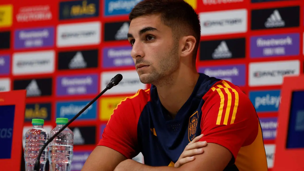 El futbolista de la selección española Ferrán Torres durante la rueda de prensa ofrecida en el Campo Base de la Universidad de Catar. EFE/ Juanjo Martín