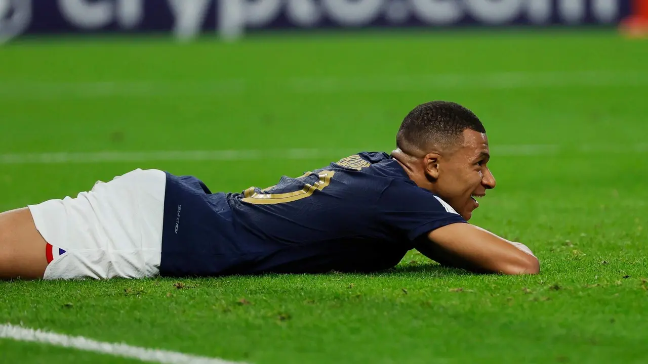 Al Wakrah (Qatar), 22/11/2022.- Kylian Mbappe of France reacts after missing a chance during the FIFA World Cup 2022 group D soccer match between France and Australia at Al Janoub Stadium in Al Wakrah, Qatar, 22 November 2022. (Mundial de Fútbol, Francia, Catar) EFE/EPA/Ronald Wittek