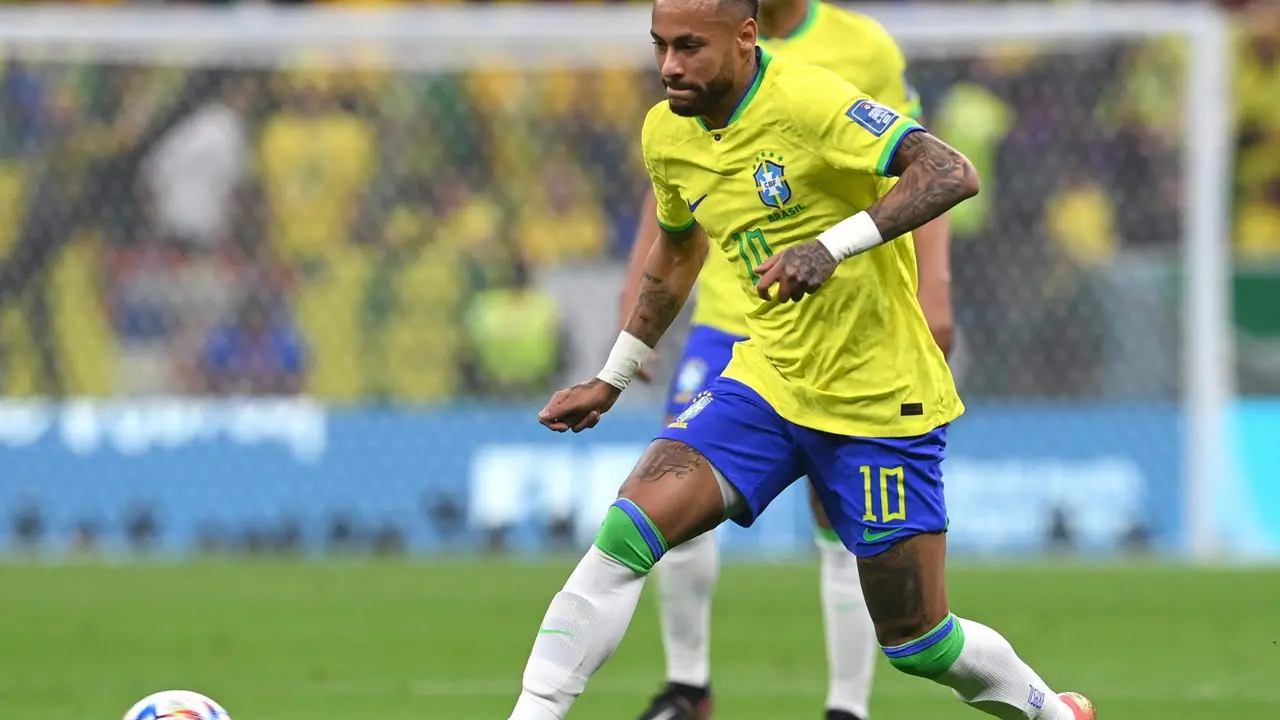 Lusail (Qatar), 24/11/2022.- Neymar of Brazil in action during the FIFA World Cup 2022 group G soccer match between Brazil and Serbia at Lusail Stadium in Lusail, Qatar, 24 November 2022. (Mundial de Fútbol, Brasil, Estados Unidos, Catar) EFE/EPA/Neil Hall