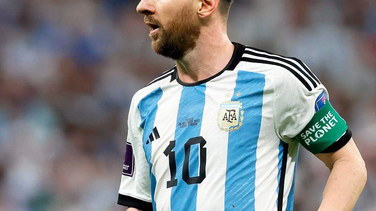 Lusail (Qatar), 26/11/2022.- Lionel Messi of Argentina reacts during the FIFA World Cup 2022 group C soccer match between Argentina and Mexico at Lusail Stadium in Lusail, Qatar, 26 November 2022. (Mundial de Fútbol, Estados Unidos, Catar) EFE/EPA/Ronald Wittek