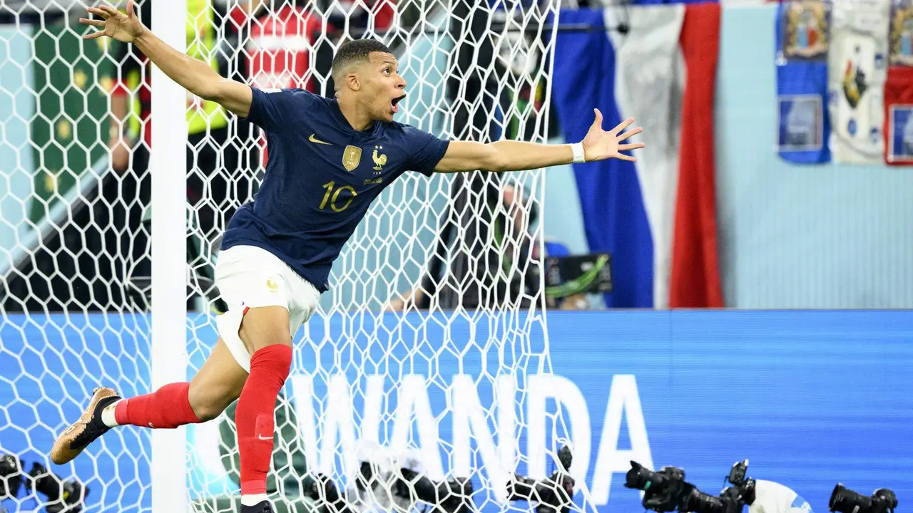 Doha (Qatar), 26/11/2022.- Kylian Mbappe of France celebrates after scoring his second goal during the FIFA World Cup 2022 group D soccer match between France and Denmark at Stadium 947 in Doha, Qatar, 26 November 2022. (Mundial de Fútbol, Dinamarca, Francia, Catar) EFE/EPA/LAURENT GILLIERON