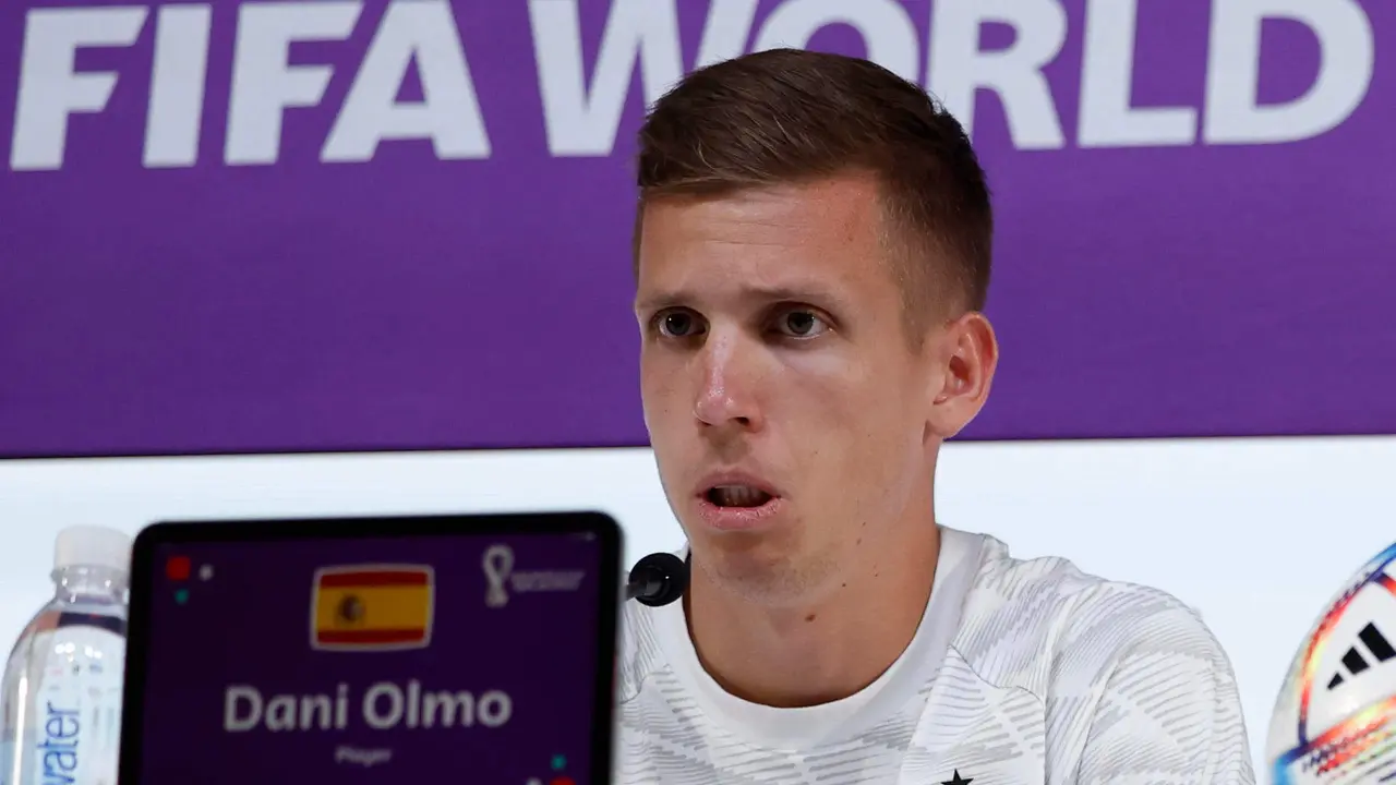 DOHA, 26/11/2022.- Dani Olmo, centrocampista de la selección de España, comparece en una rueda de prensa del conjunto nacional en el centro de prensa del Mundial de Fútbol Qatar 2022 en Doha, Catar, este sábado. EFE/ JuanJo Martín