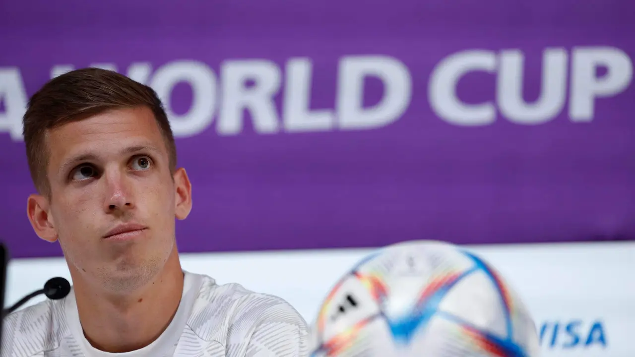 DOHA, 26/11/2022.- Dani Olmo, centrocampista de la selección de España, comparece en una rueda de prensa del conjunto nacional en el centro de prensa del Mundial de Fútbol Qatar 2022 en Doha, Catar, este sábado. EFE/ JuanJo Martín