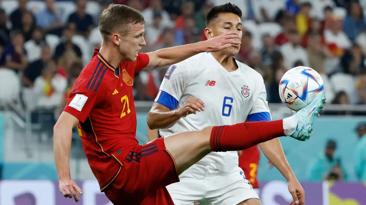 GR3287. LUSAIL (CATAR), 23/11/2022.- Dani Olmo (i) de España disputa un balón con Óscar Duarte de Costa Rica hoy, en un partido de la fase de grupos del Mundial de Fútbol Qatar 2022 entre España y Costa Rica en Doha (Catar). EFE/Juanjo Martin