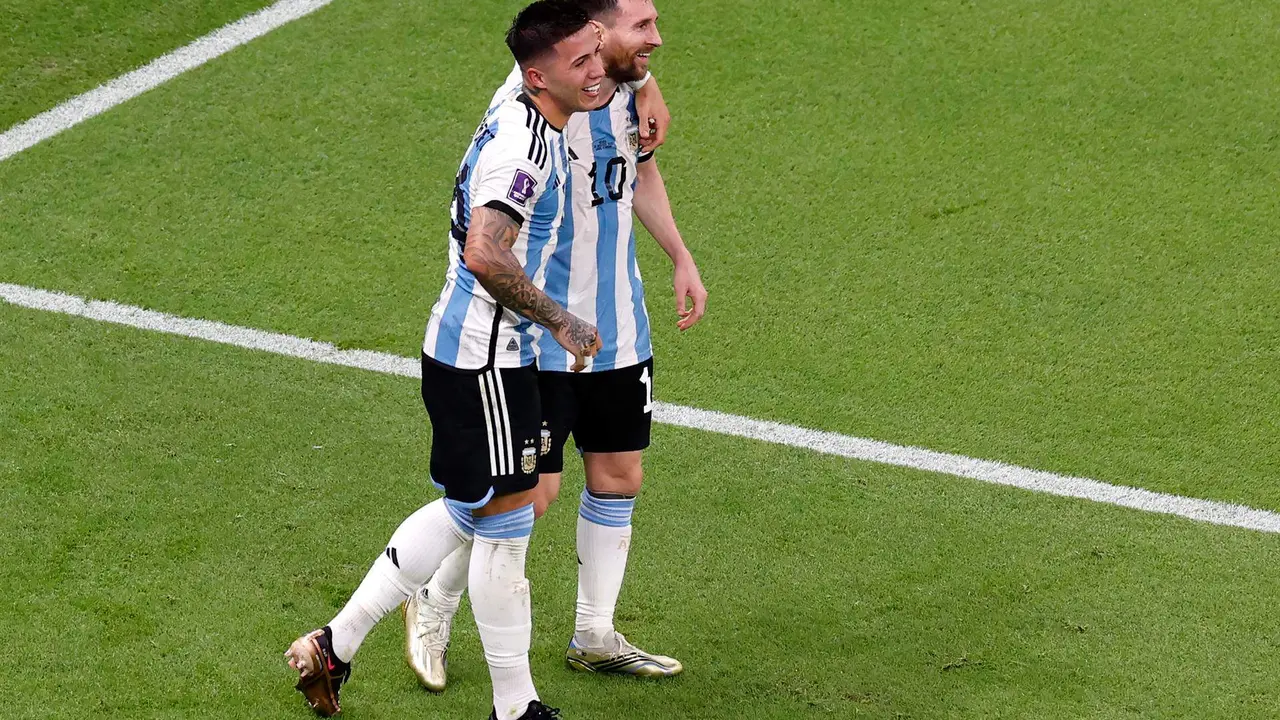 Lusail (Qatar), 26/11/2022.- Enzo Fernandez (L) of Argentina celebrates with teammate Lionel Messi after scoring the 2-0 during the FIFA World Cup 2022 group C soccer match between Argentina and Mexico at Lusail Stadium in Lusail, Qatar, 26 November 2022. (Mundial de Fútbol, Estados Unidos, Catar) EFE/EPA/Rungroj Yongrit