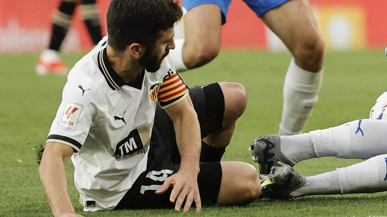 -El lateral izquierdo del Valencia José Luis Gayà durante el partido de Liga disputado este domingo ante el Girona. EFE/ Manuel Bruque