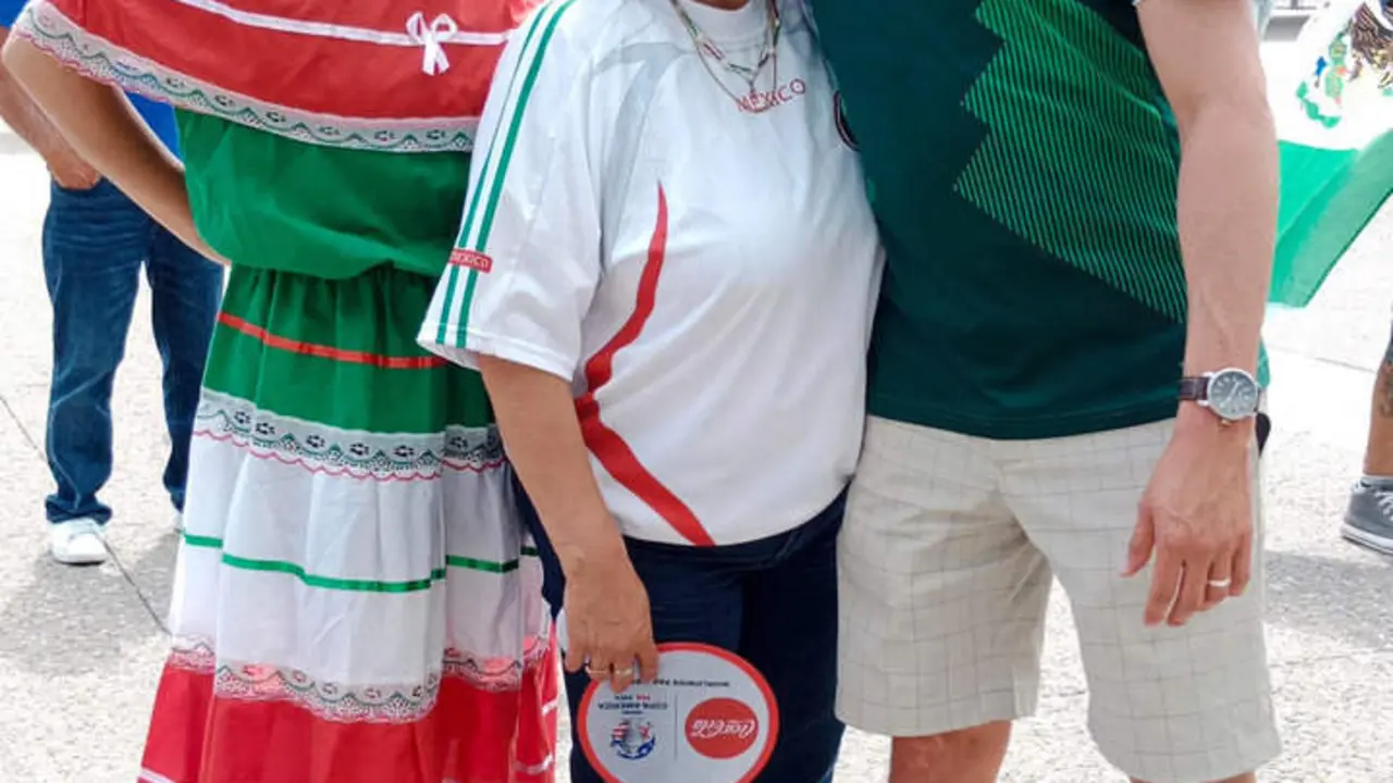 Hinchas de México posan en una fila para ingresar al partido de Copa América 2024. EFE/ Claudia Aguilar