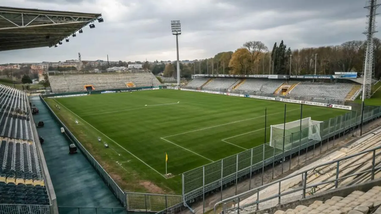 Examinamos el enfrentamiento entre Barcelona y Sevilla en LaLiga, destacando estrategias de apuestas y rendimientos de los equipos.