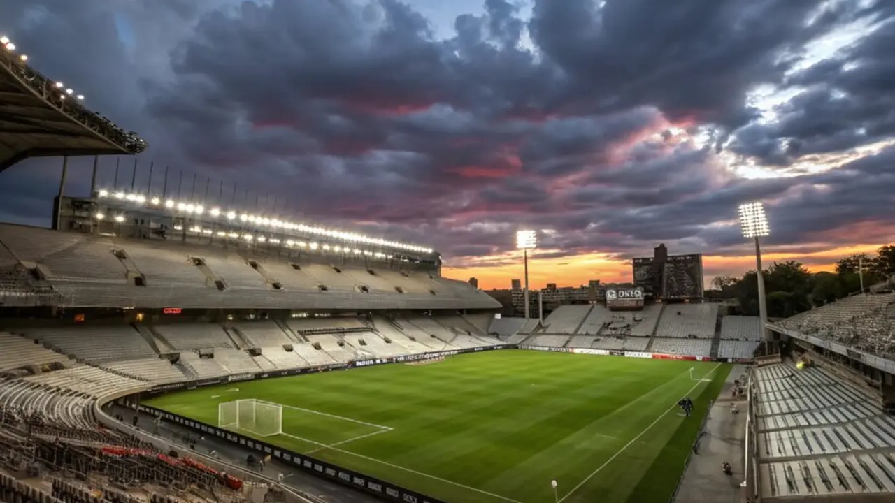 Análisis histórico y de las cuotas deportivas detrás del triplete en el fútbol, destacando tanto los pioneros como la situación actual de los grandes del fútbol español.